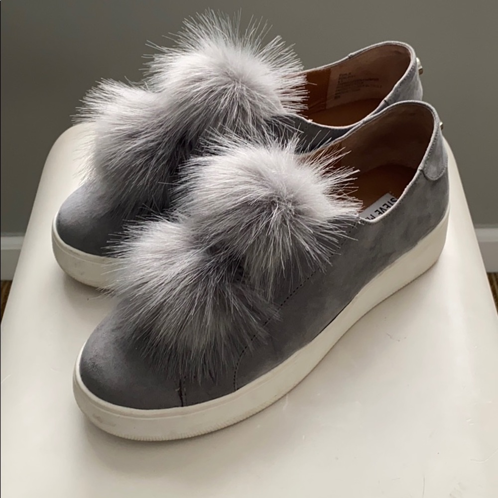 Steve Madden 2” platform slides w/ puff ball